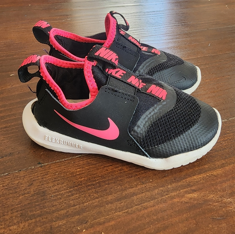 Toddler pink and black Nikes size 8